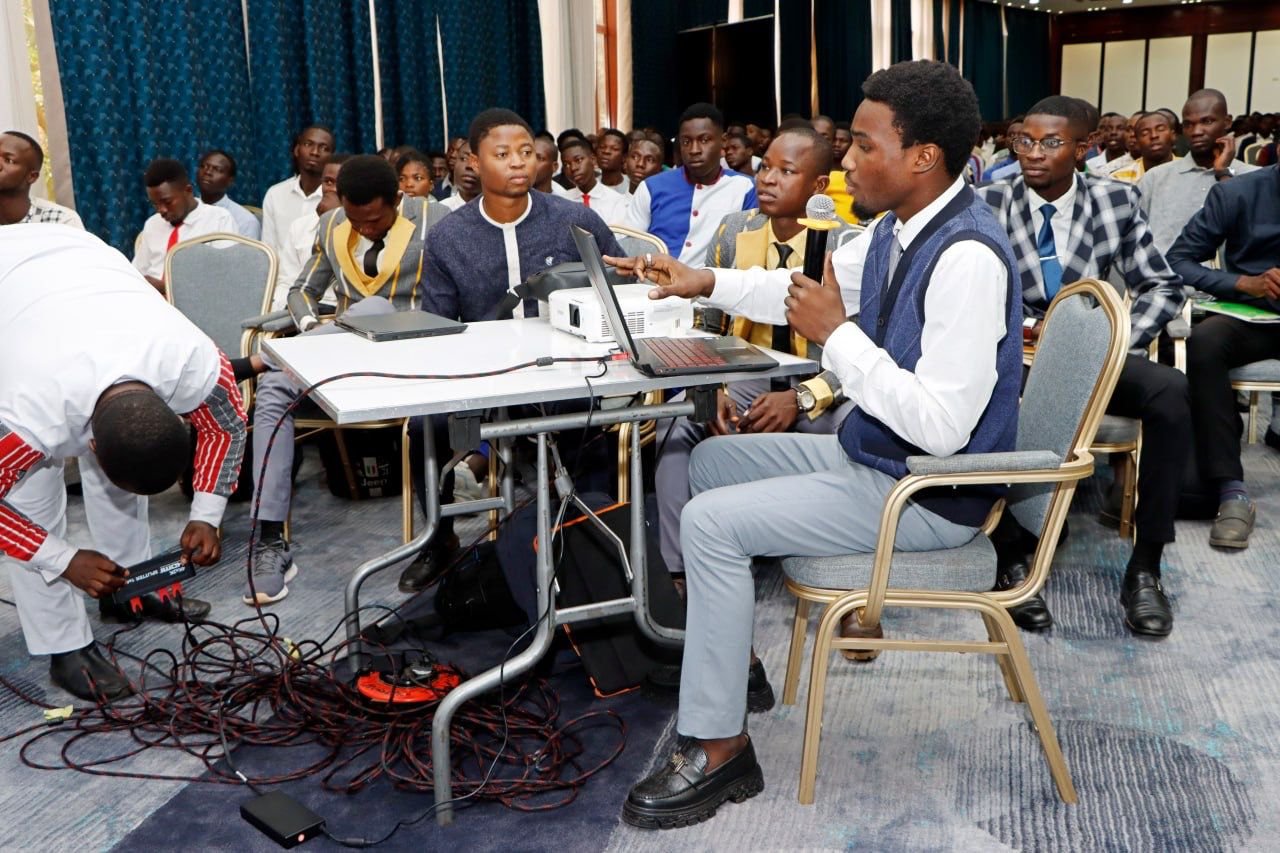 Jeune professionnel africain stylé au bureau